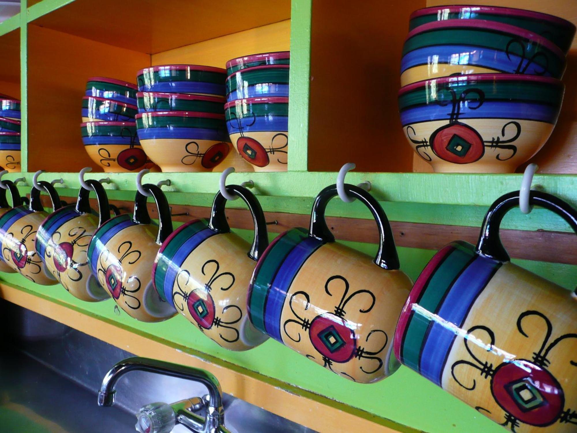 Global Village Travellers Lodge Greymouth Buitenkant foto A typical display of coffee mugs at a Panera Bread