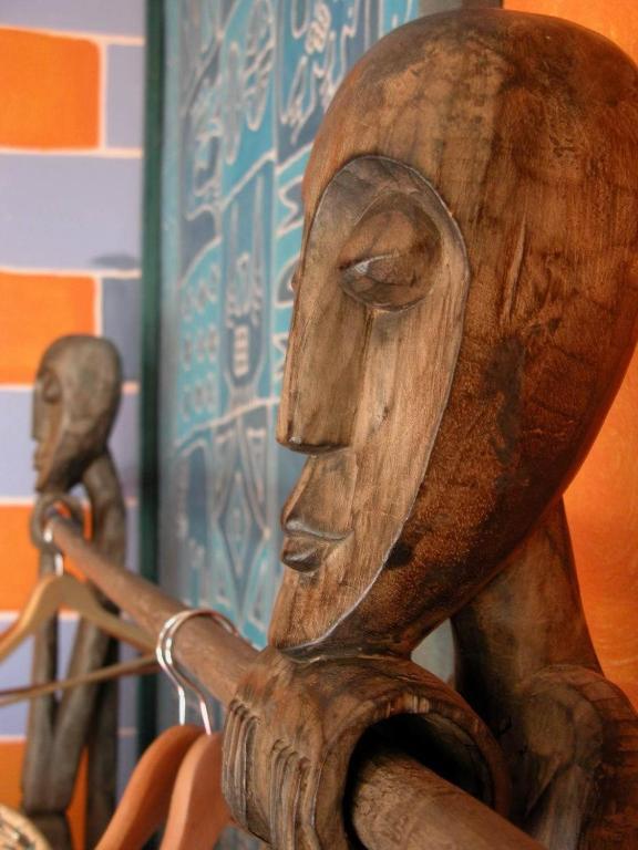 Global Village Travellers Lodge Greymouth Kamer foto African masks