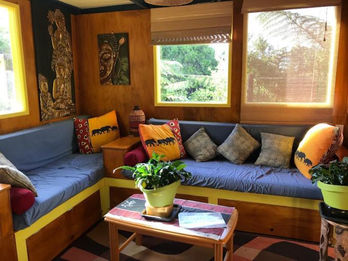 Global Village Travellers Lodge Greymouth Buitenkant foto Interior of the Treehouse