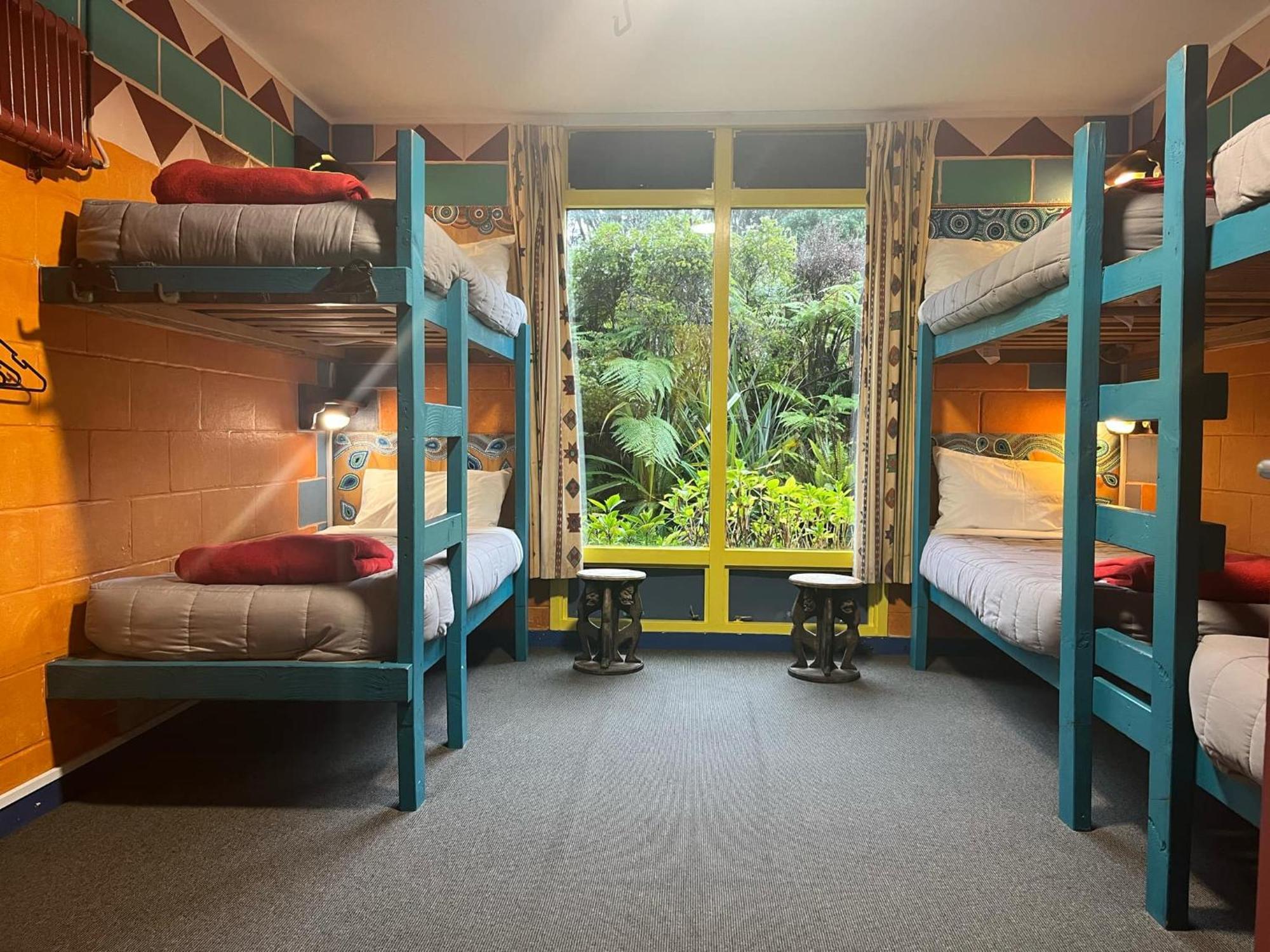 Global Village Travellers Lodge Greymouth Buitenkant foto A typical dorm room at a hostel