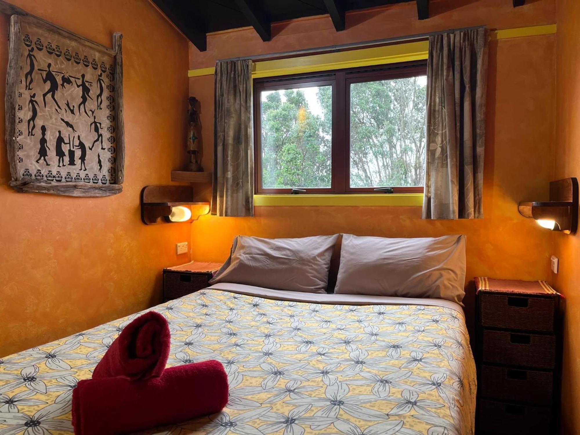 Global Village Travellers Lodge Greymouth Buitenkant foto A bedroom at the Treehouse