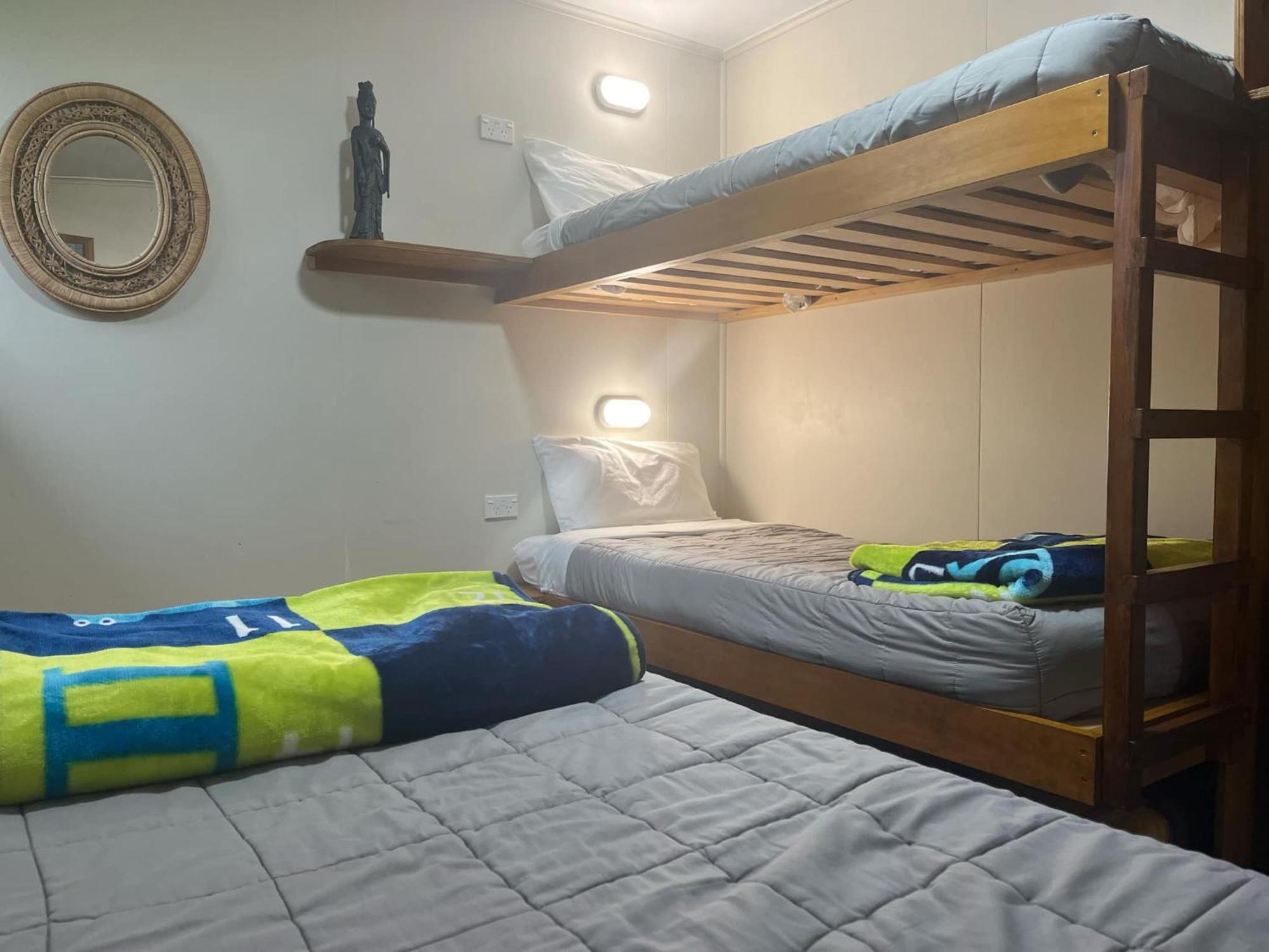 Global Village Travellers Lodge Greymouth Buitenkant foto A bunk bed with a double bed underneath