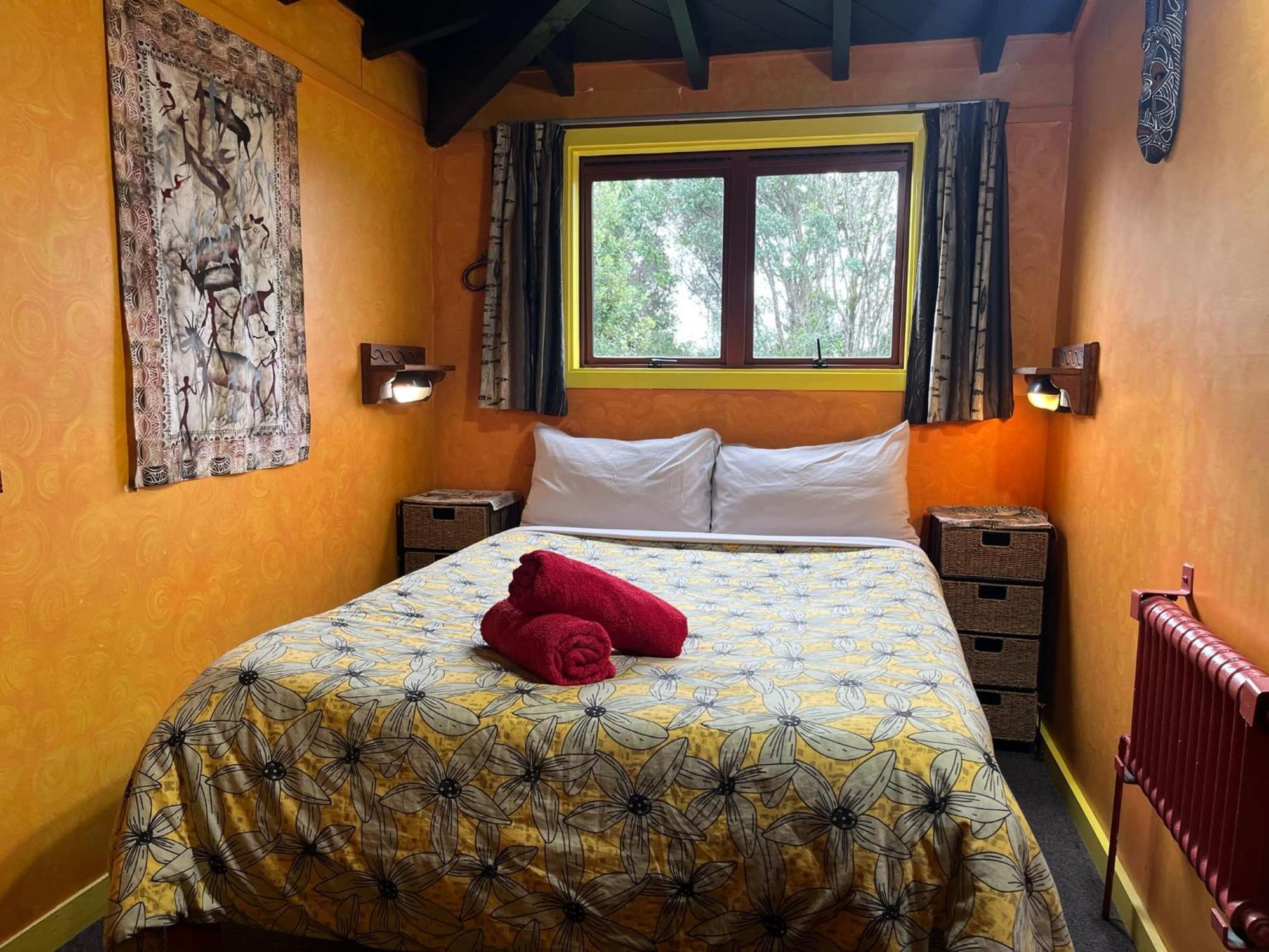 Global Village Travellers Lodge Greymouth Buitenkant foto The bedroom of the Treehouse