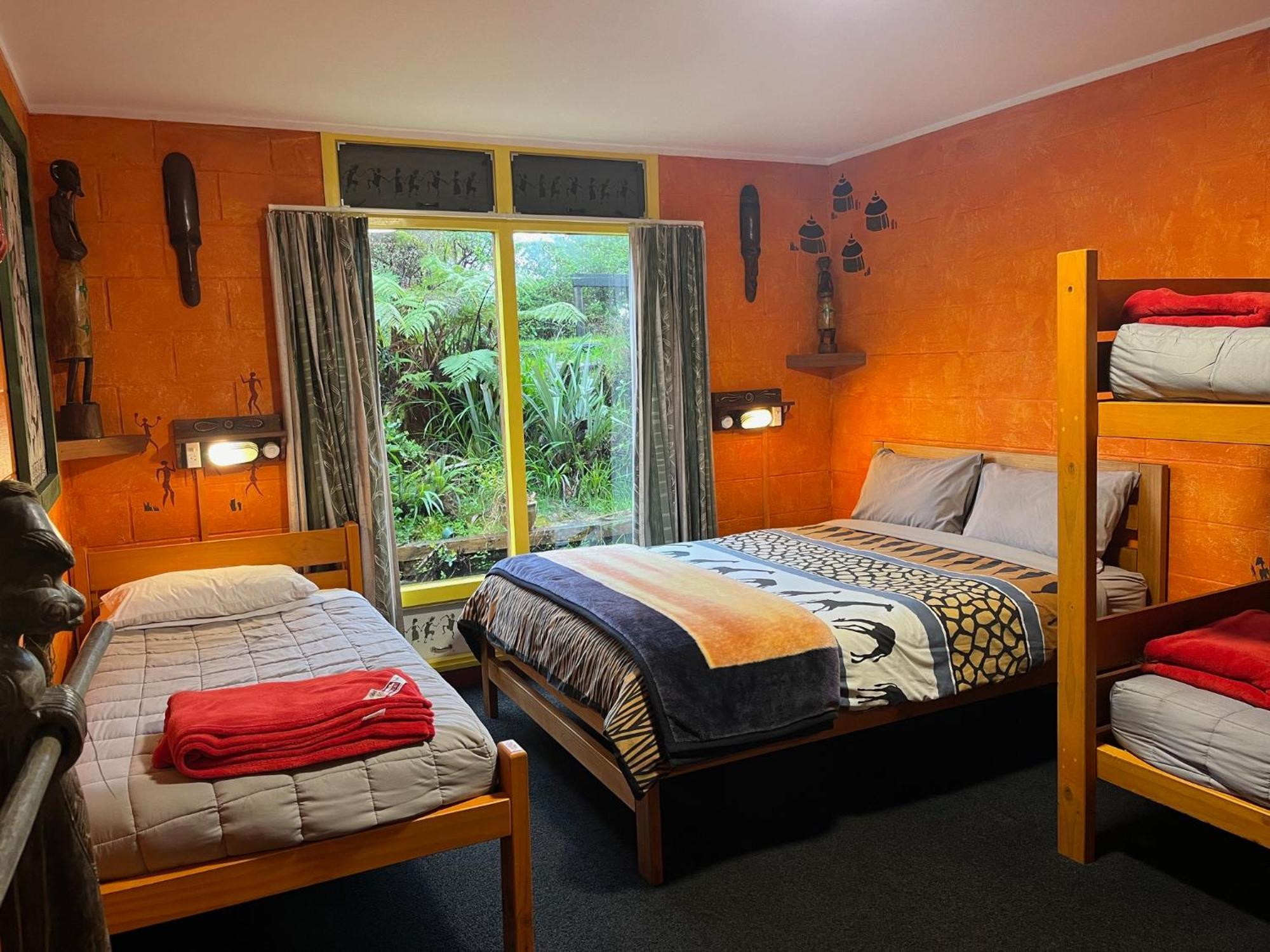 Global Village Travellers Lodge Greymouth Buitenkant foto A typical room at the lodge