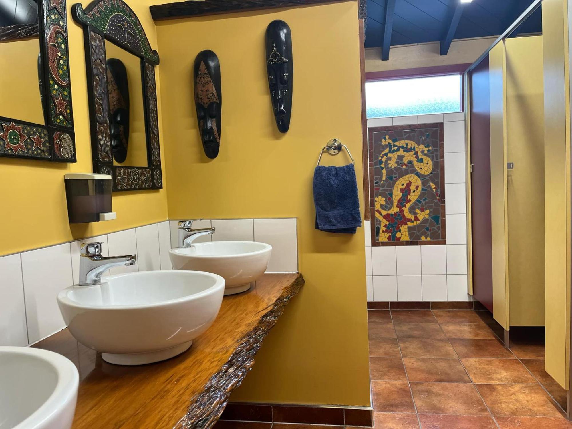 Global Village Travellers Lodge Greymouth Buitenkant foto The bathroom at the African House