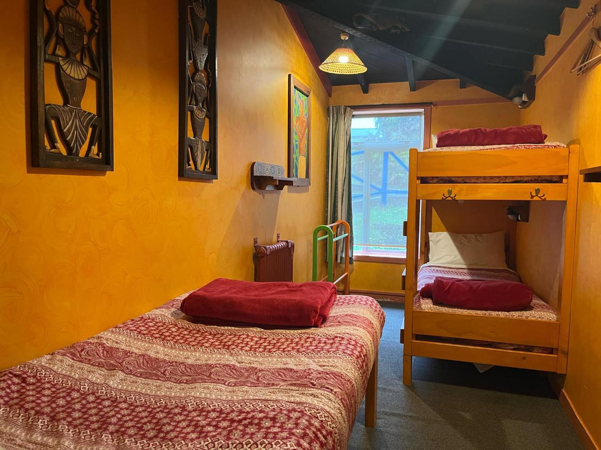 Global Village Travellers Lodge Greymouth Buitenkant foto A typical hostel room