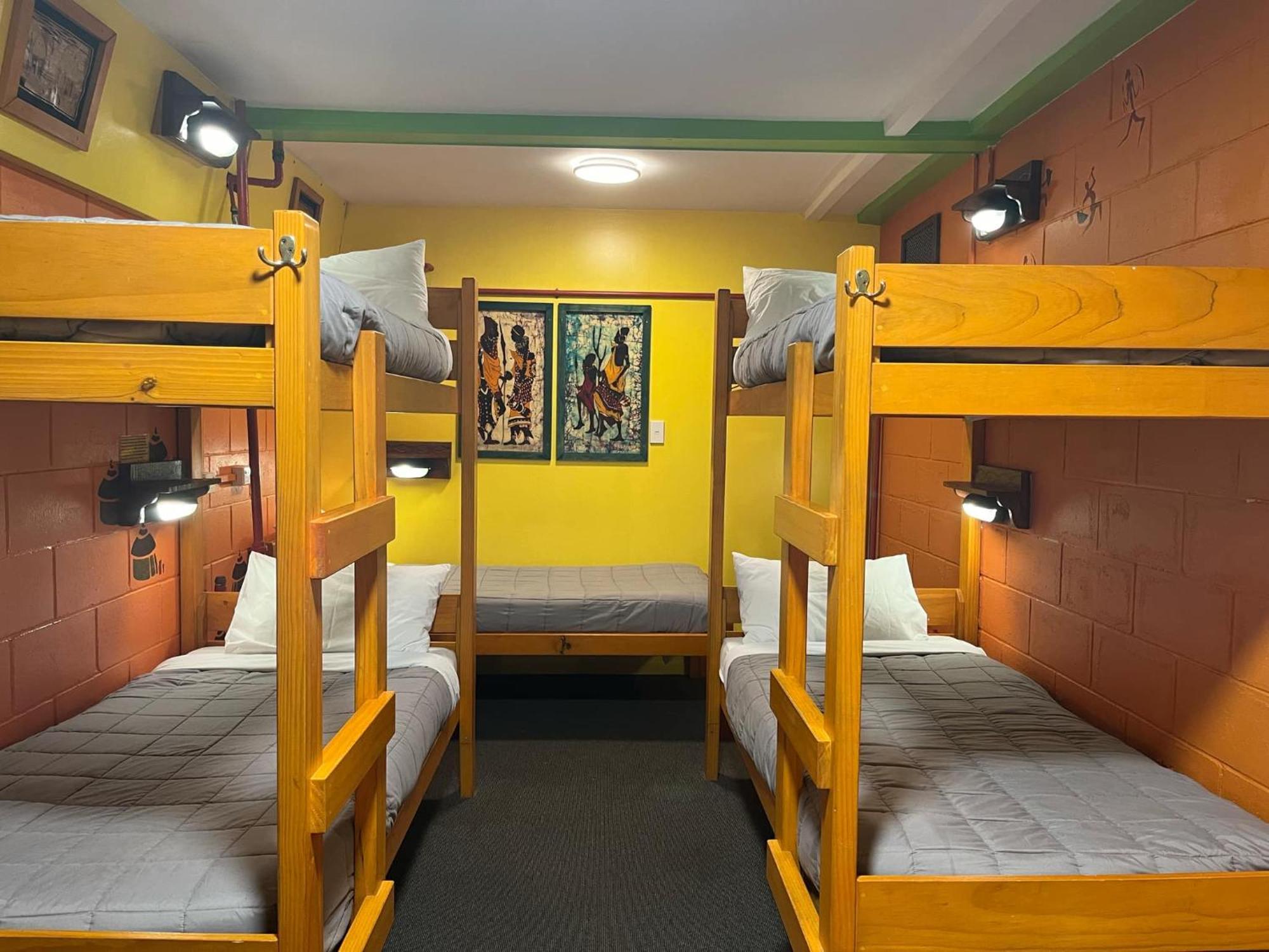 Global Village Travellers Lodge Greymouth Buitenkant foto A bunk room at a hostel in New Zealand