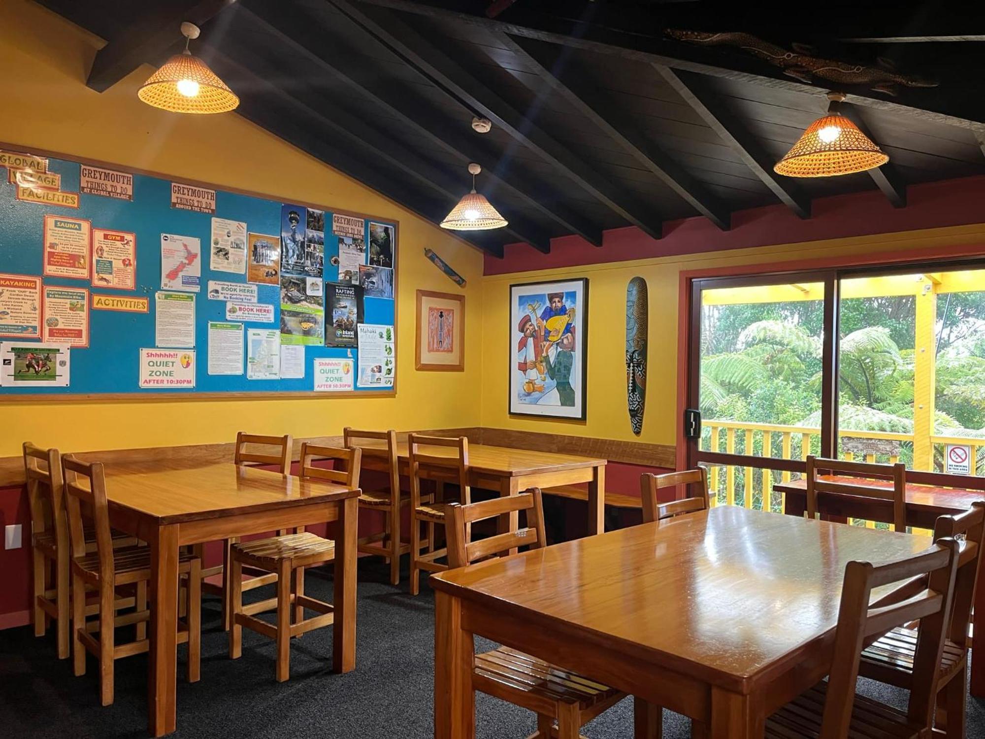 Global Village Travellers Lodge Greymouth Buitenkant foto The interior of the cafe at the centre