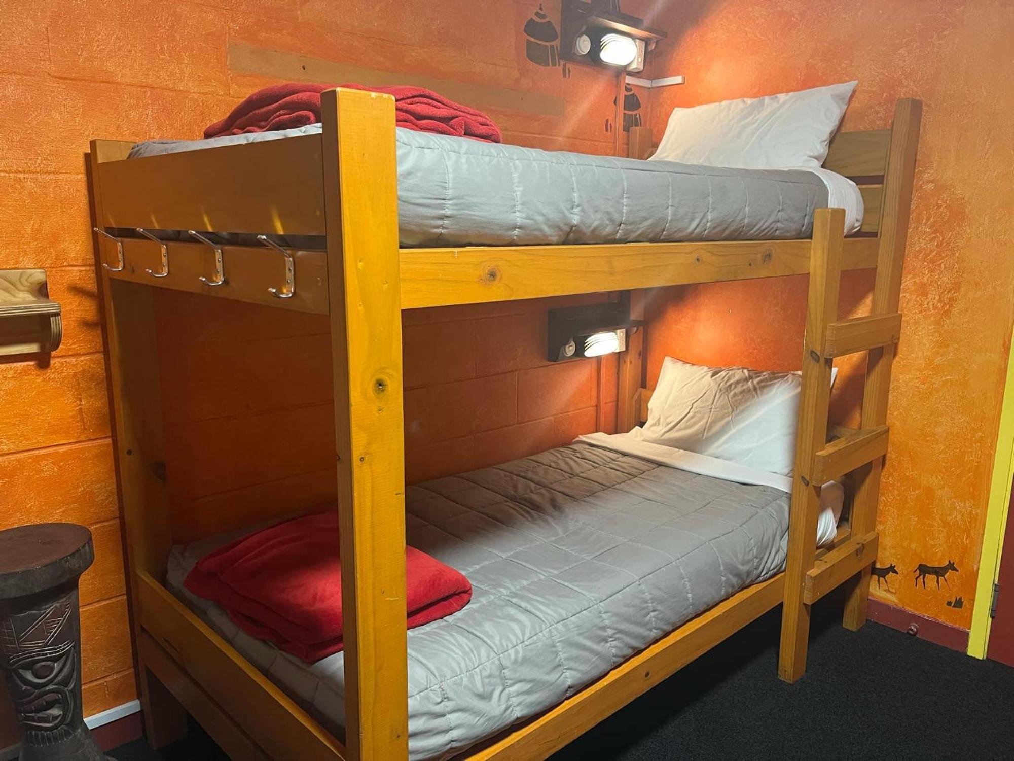Global Village Travellers Lodge Greymouth Buitenkant foto A bunk bed