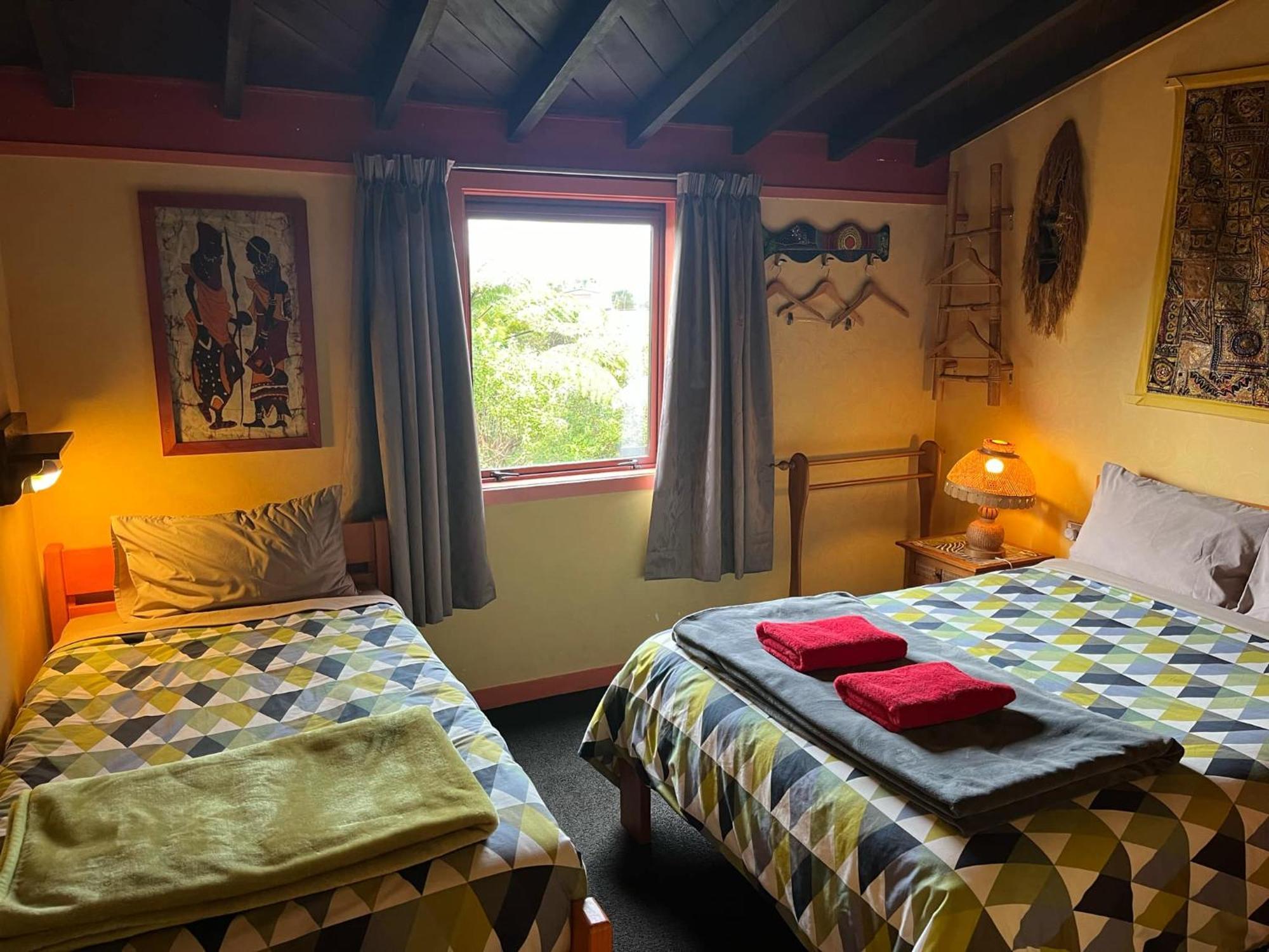 Global Village Travellers Lodge Greymouth Buitenkant foto A room at the hostel