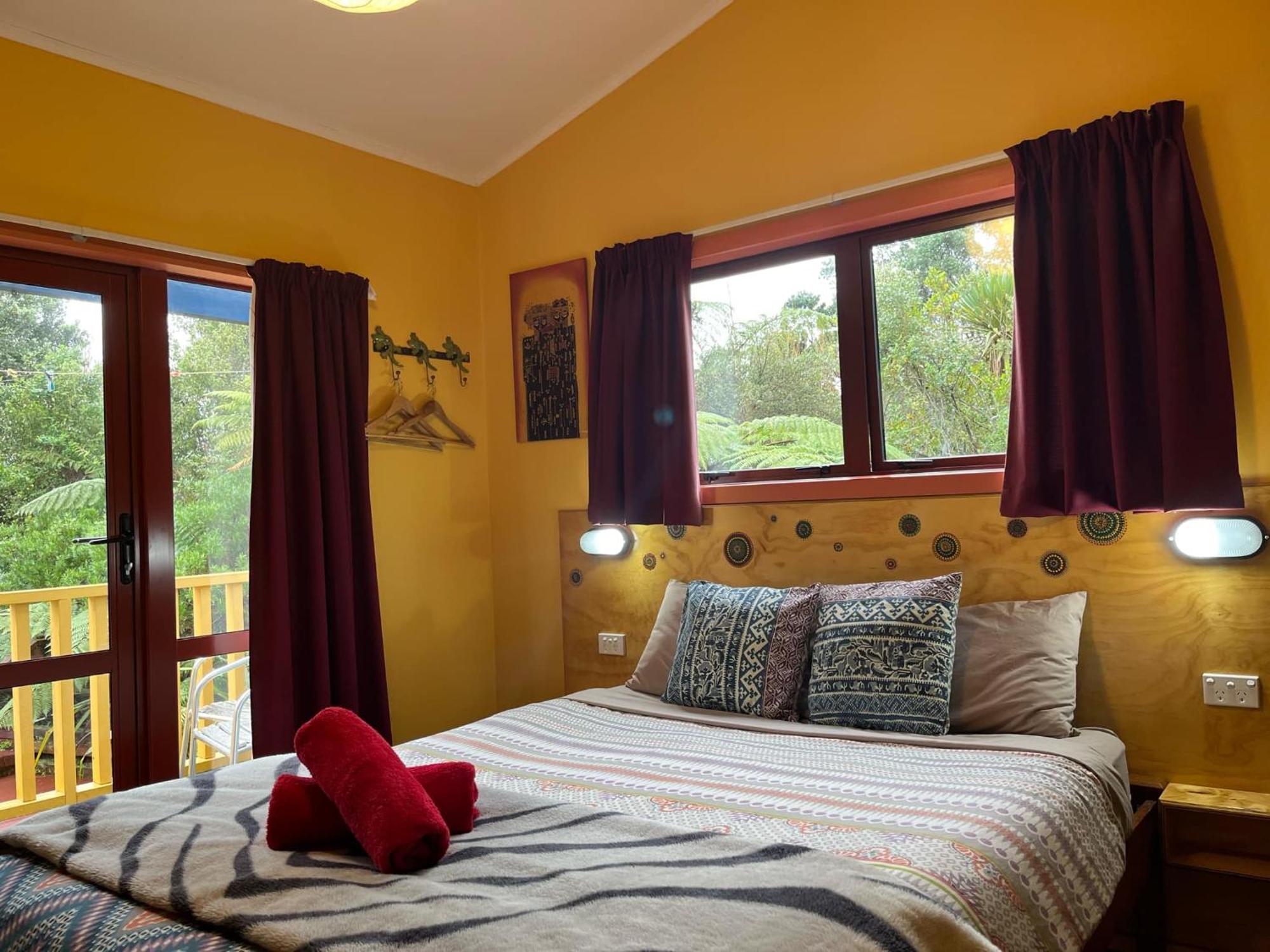 Global Village Travellers Lodge Greymouth Buitenkant foto A bedroom at the lodge
