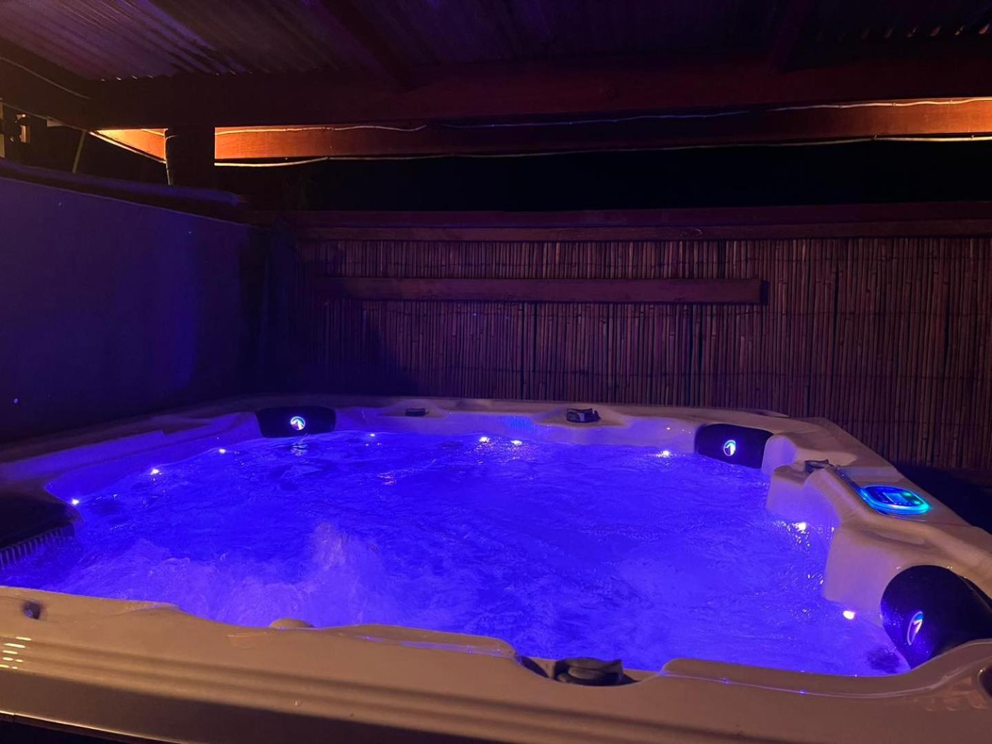 Global Village Travellers Lodge Greymouth Buitenkant foto A hot tub with blue lighting