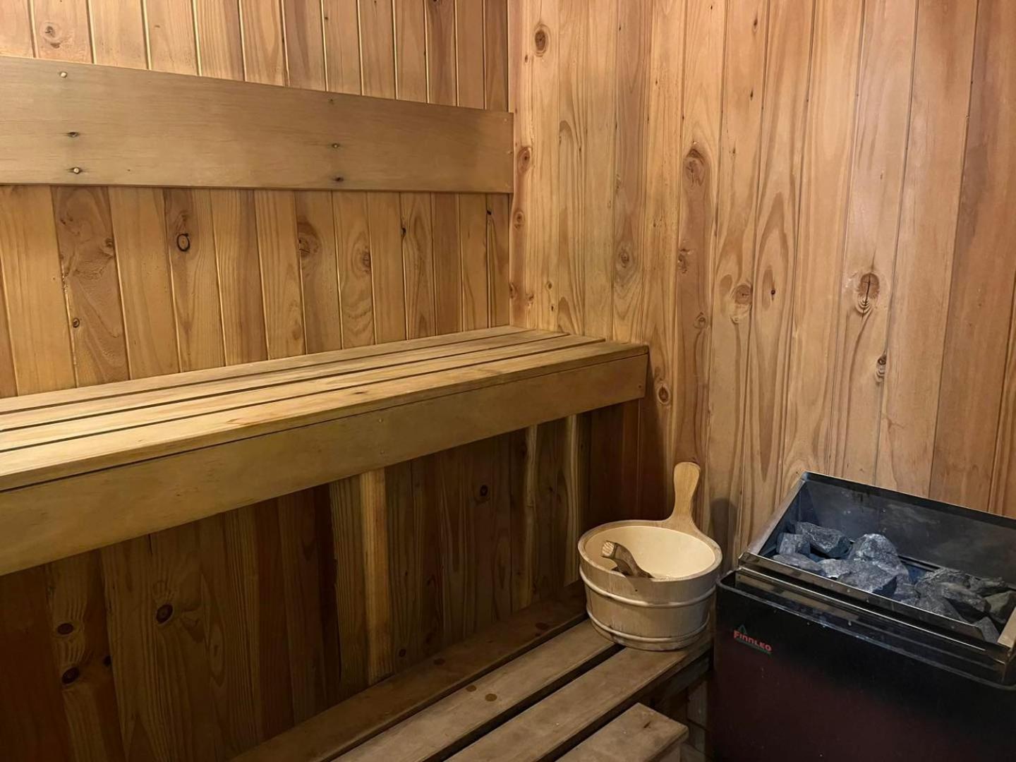 Global Village Travellers Lodge Greymouth Buitenkant foto Interior of a Finnish sauna