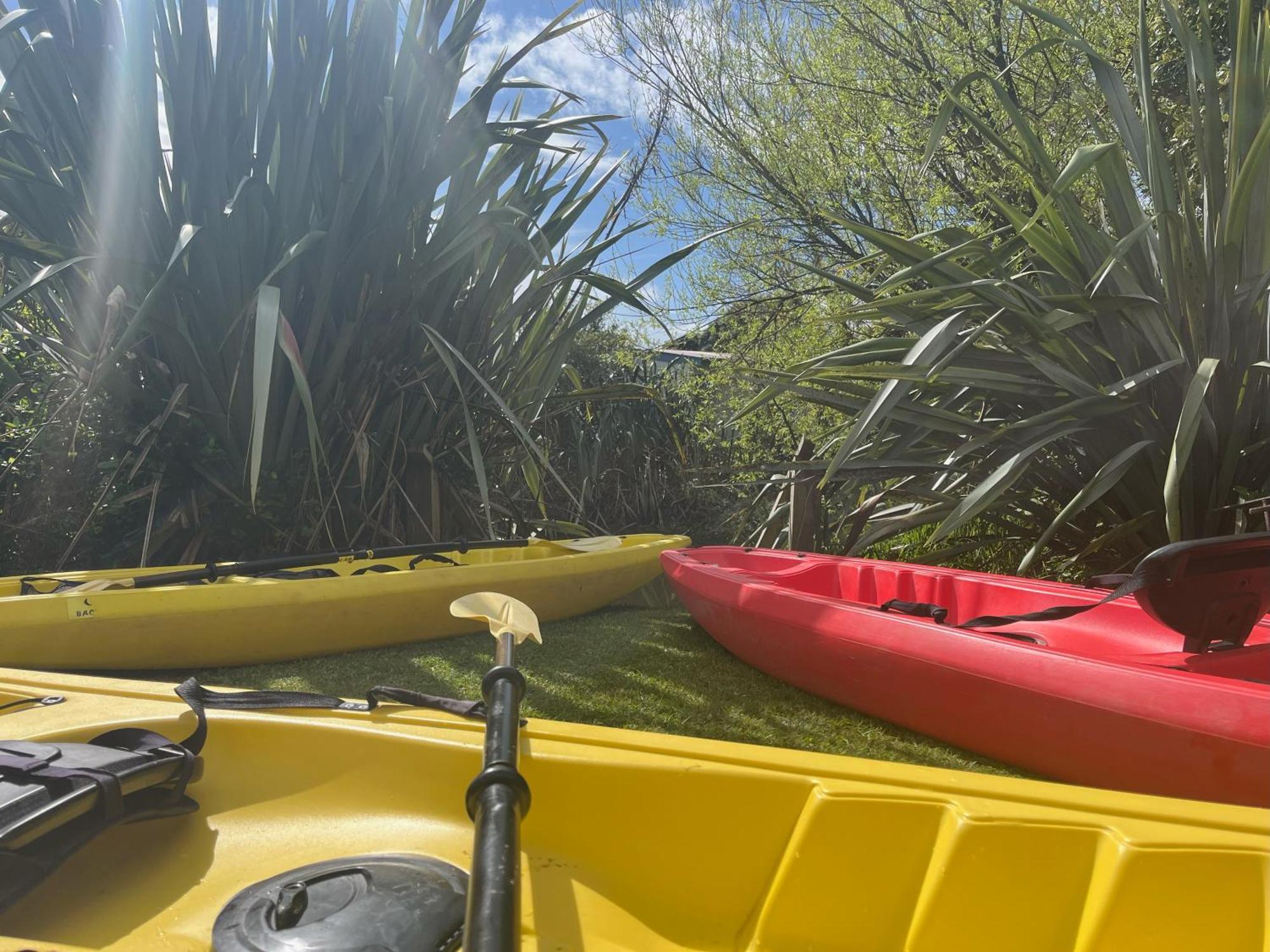 Global Village Travellers Lodge Greymouth Buitenkant foto Kayaks at the start of the trip