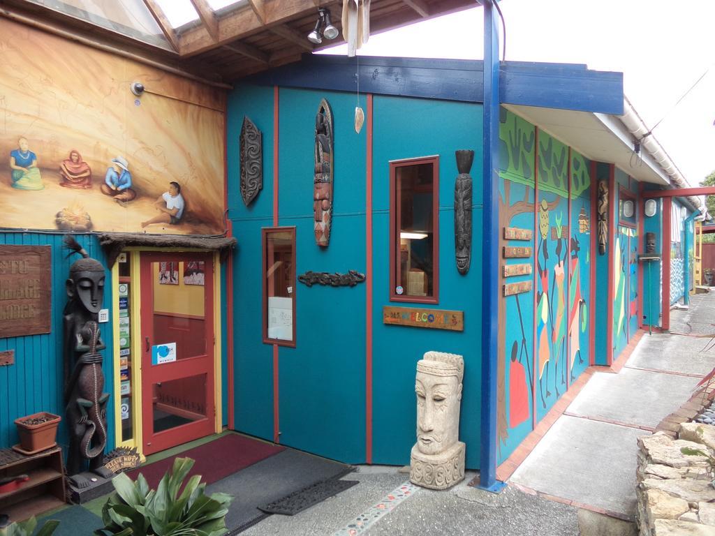 Global Village Travellers Lodge Greymouth Buitenkant foto The Tiki Lounge