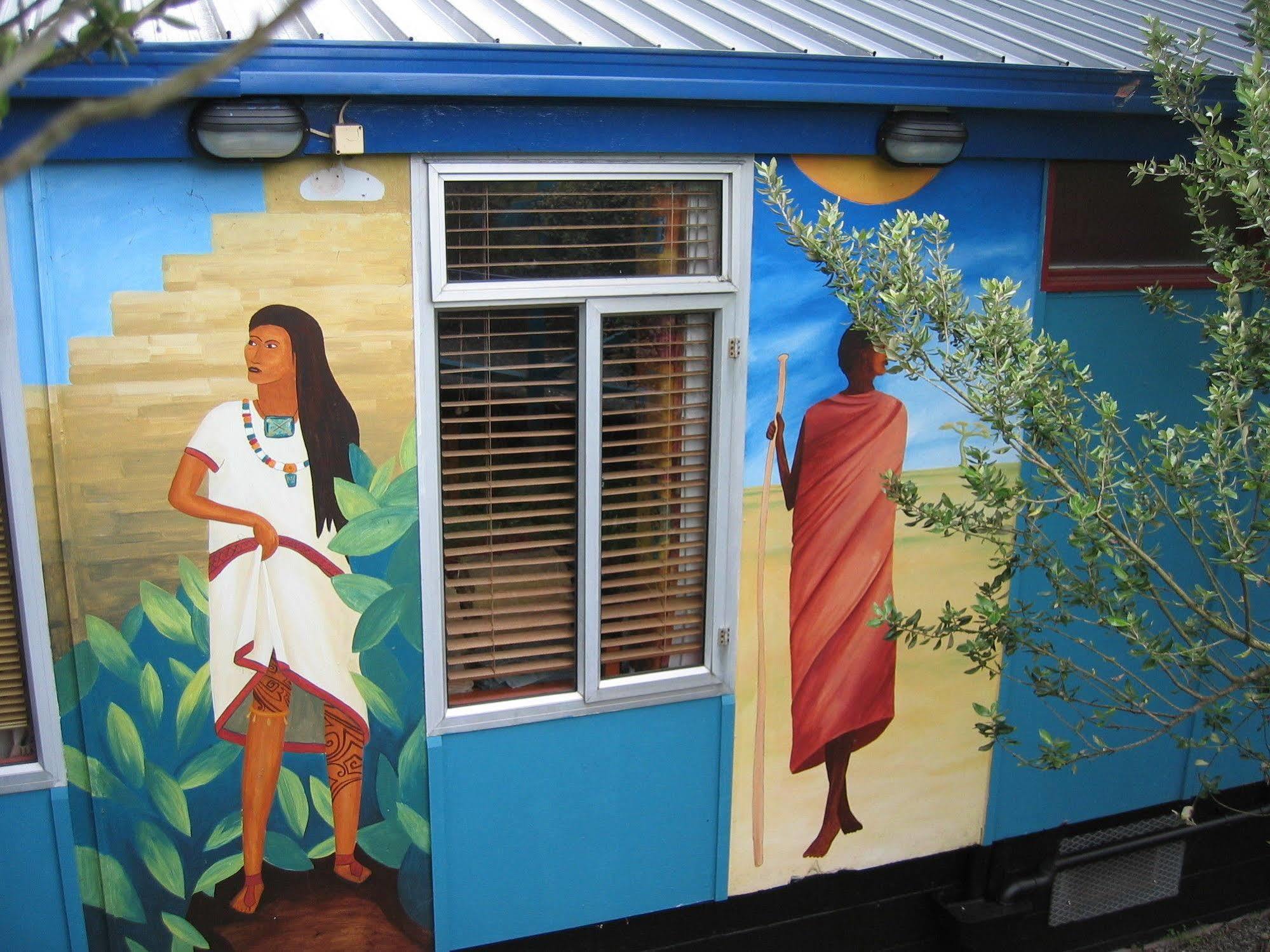 Global Village Travellers Lodge Greymouth Buitenkant foto Mural at the International Center