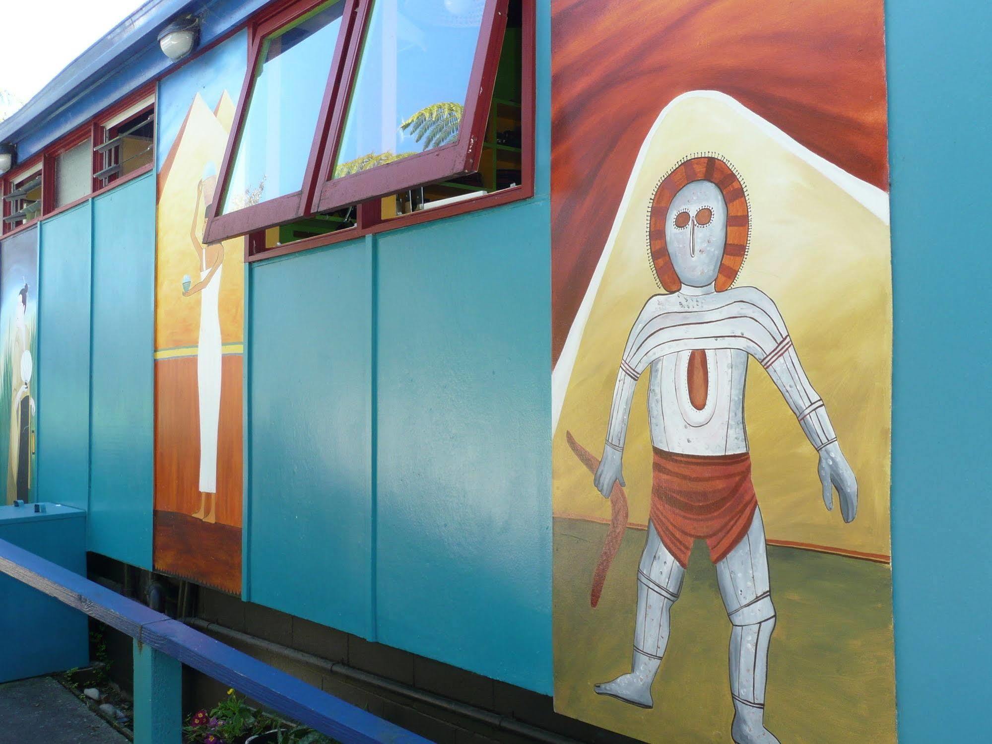 Global Village Travellers Lodge Greymouth Buitenkant foto The Tin Man, a character from The Wizard of Oz, is depicted on the side of the Tin Man Motel in Clinesville, Texas.