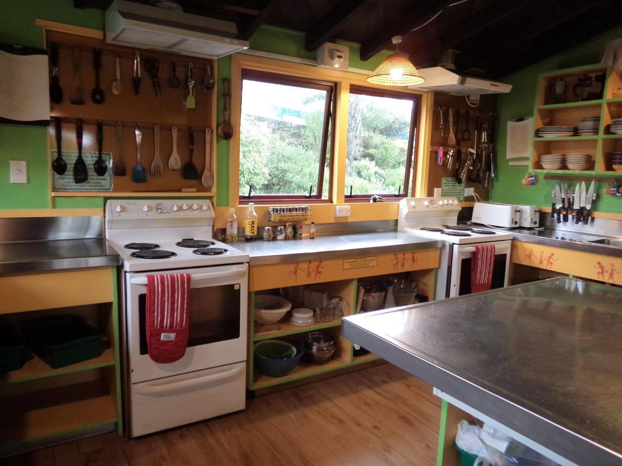Global Village Travellers Lodge Greymouth Buitenkant foto The kitchen at the farm