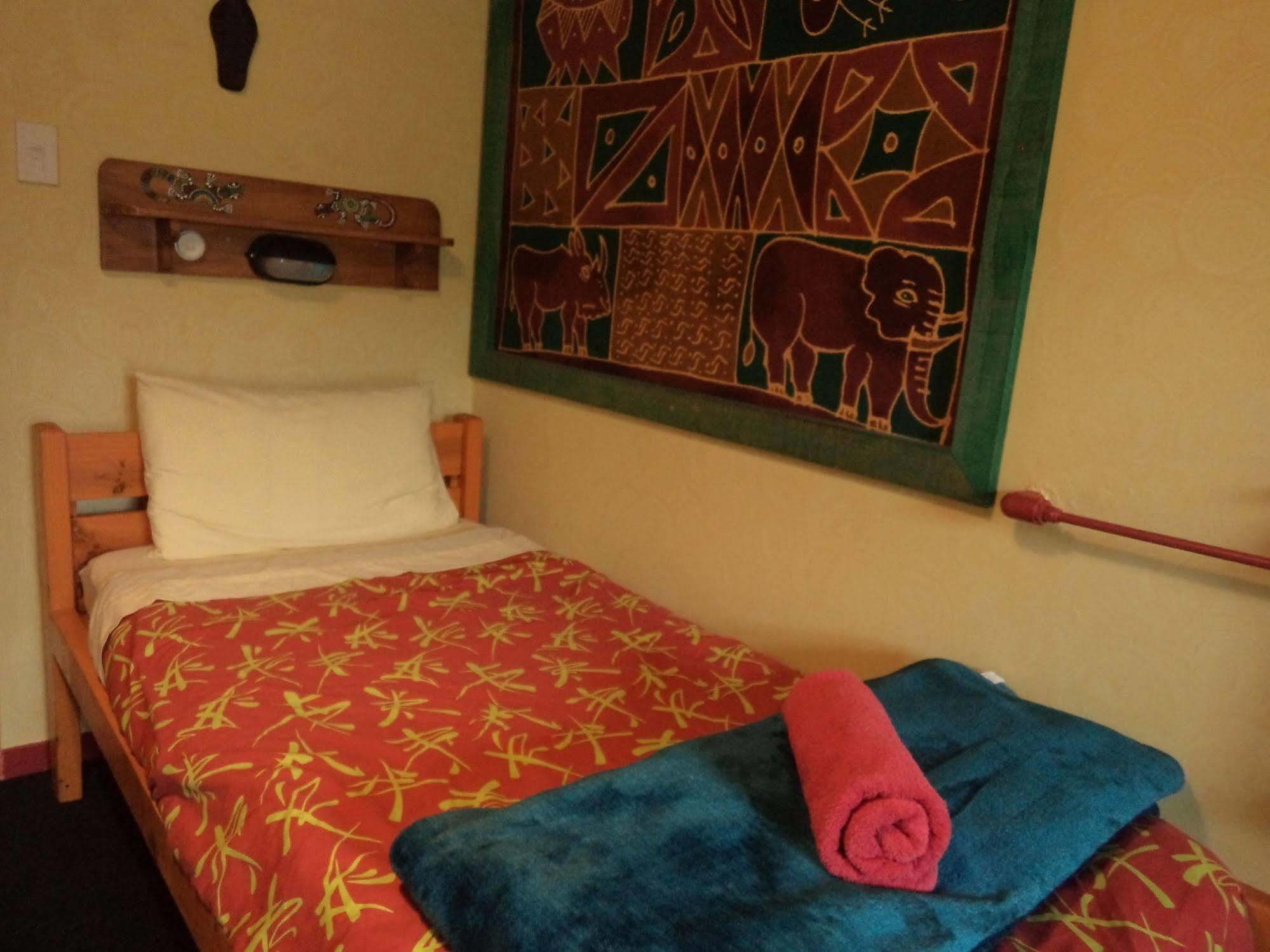 Global Village Travellers Lodge Greymouth Buitenkant foto A single bed