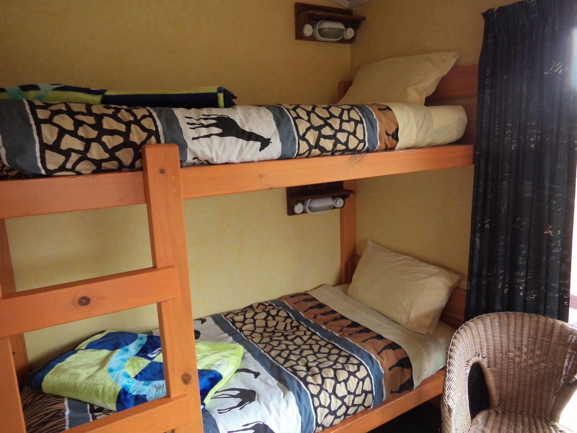 Global Village Travellers Lodge Greymouth Buitenkant foto A bunk bed