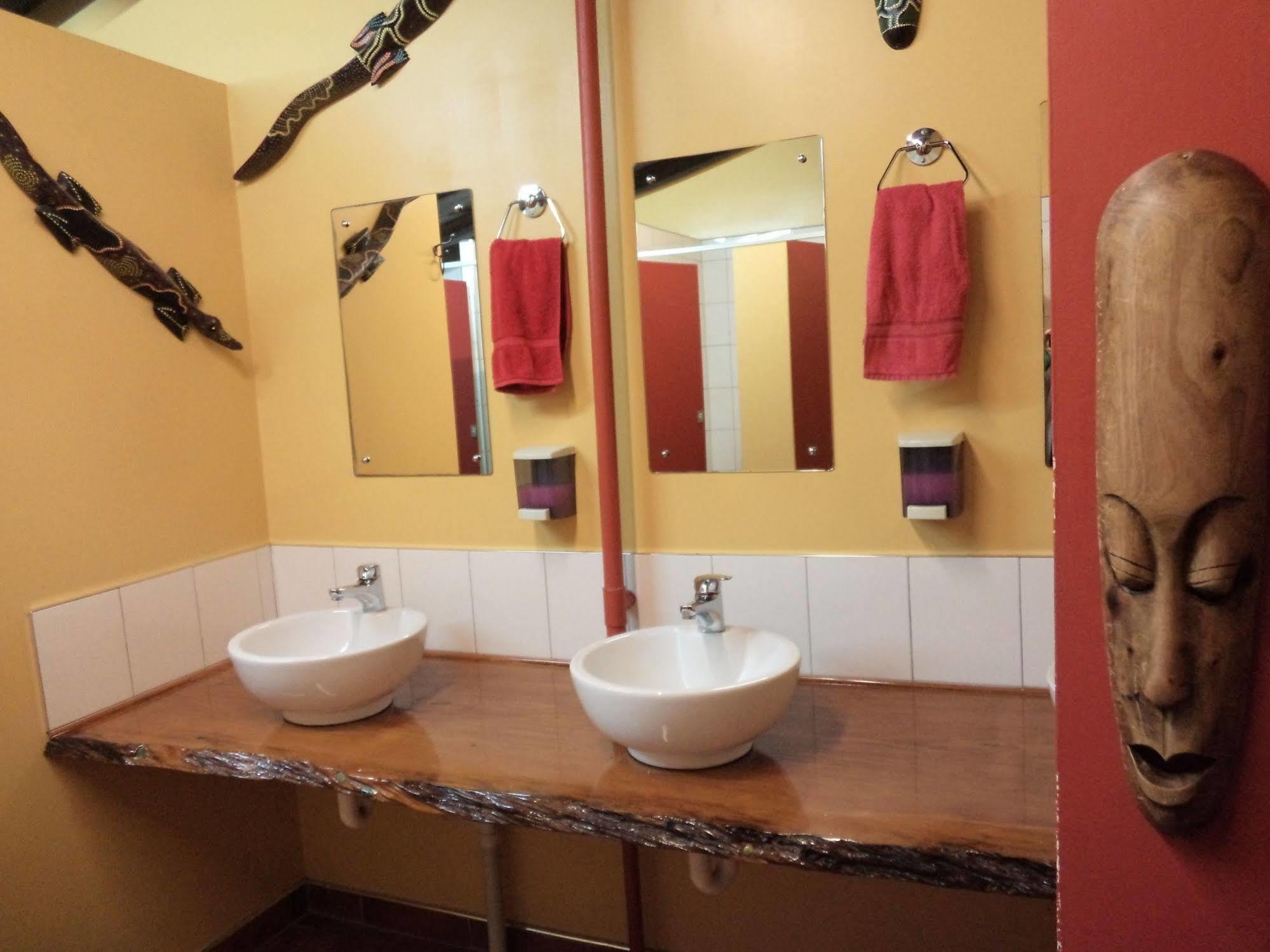 Global Village Travellers Lodge Greymouth Buitenkant foto Bathroom at the hotel