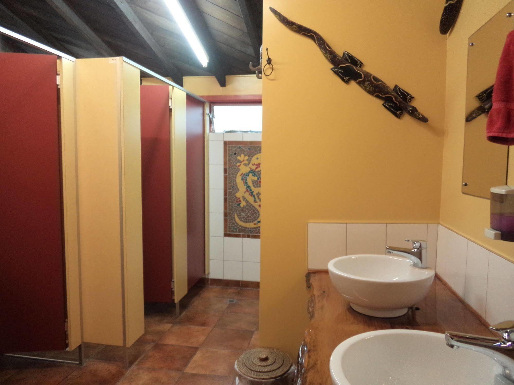 Global Village Travellers Lodge Greymouth Buitenkant foto Bathroom in a hostel