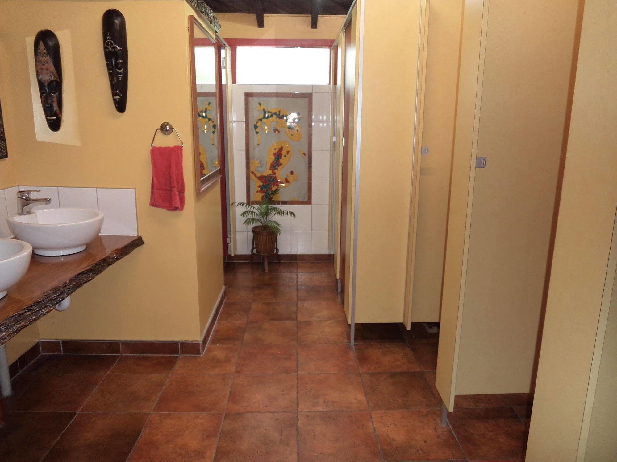 Global Village Travellers Lodge Greymouth Buitenkant foto A shower room
