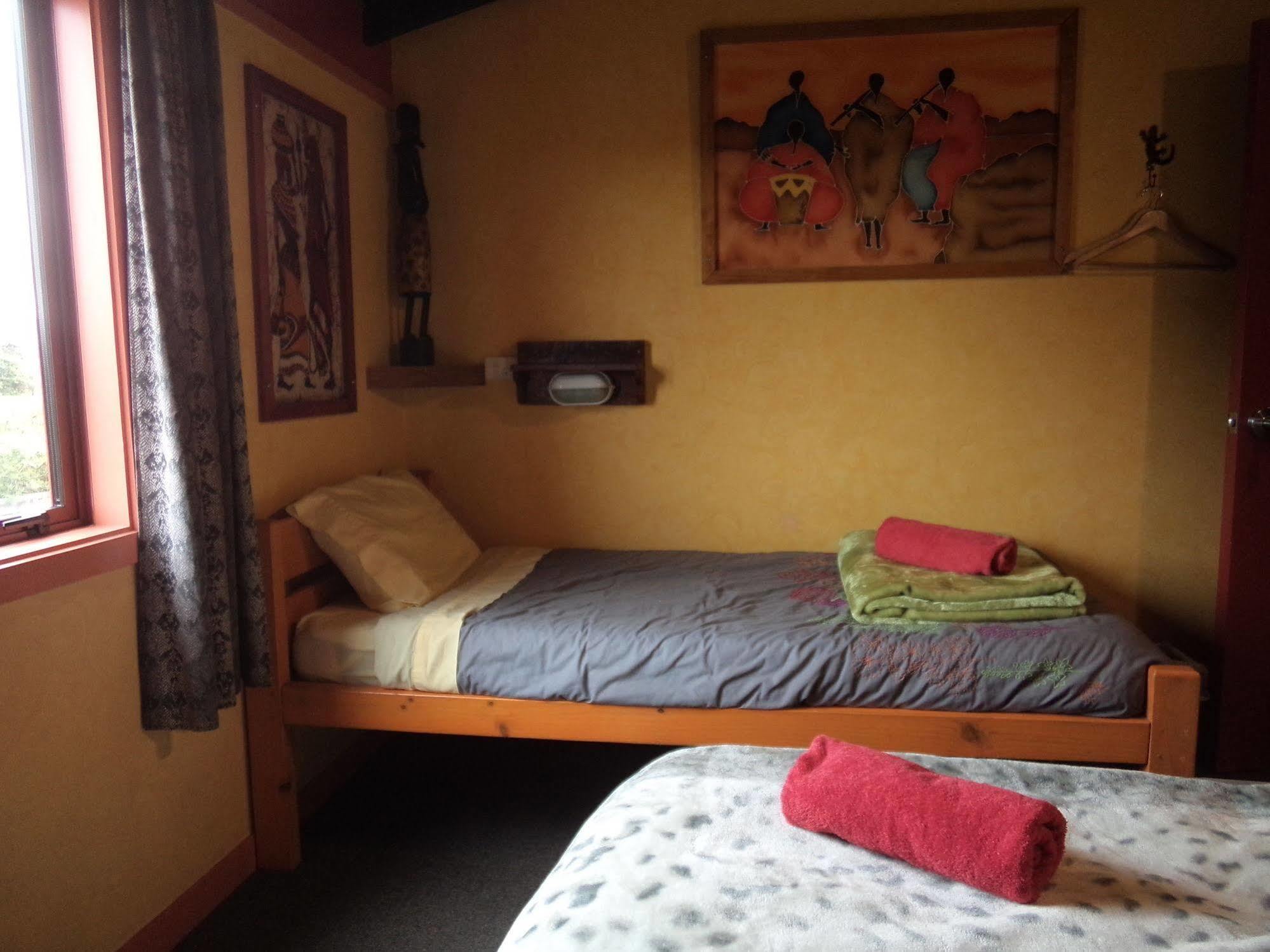 Global Village Travellers Lodge Greymouth Buitenkant foto A single bed in a hostel room