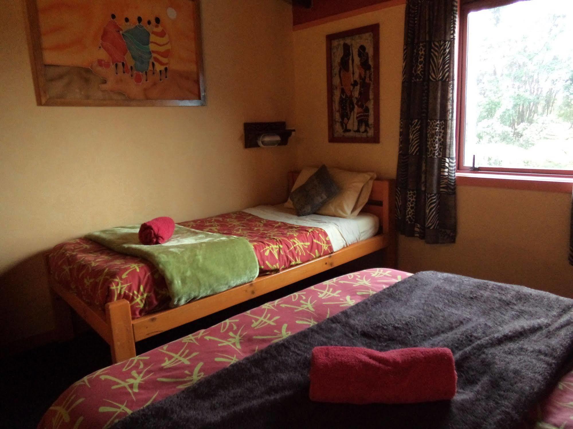 Global Village Travellers Lodge Greymouth Buitenkant foto A room at the lodge