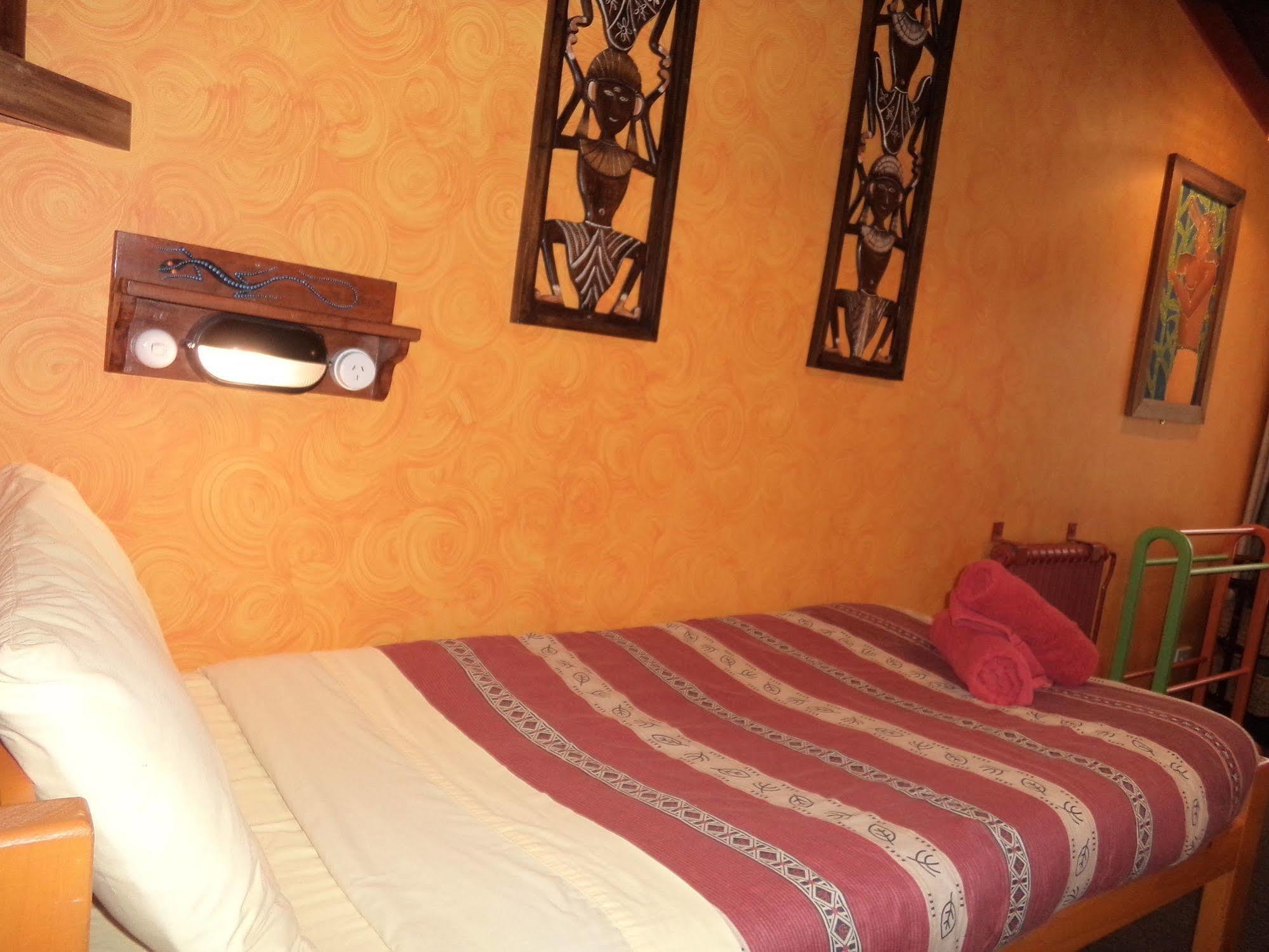 Global Village Travellers Lodge Greymouth Buitenkant foto A room at the hotel