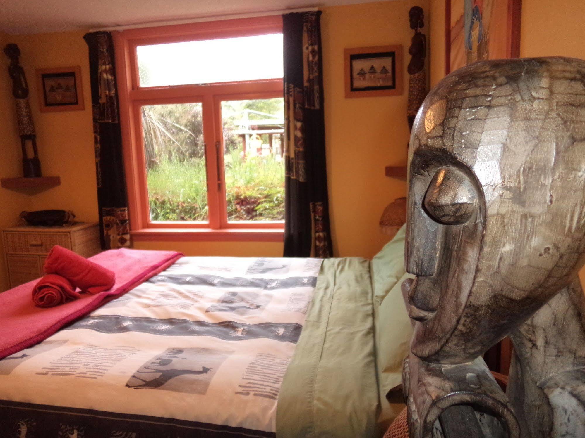 Global Village Travellers Lodge Greymouth Buitenkant foto The bedroom at the Treehouse