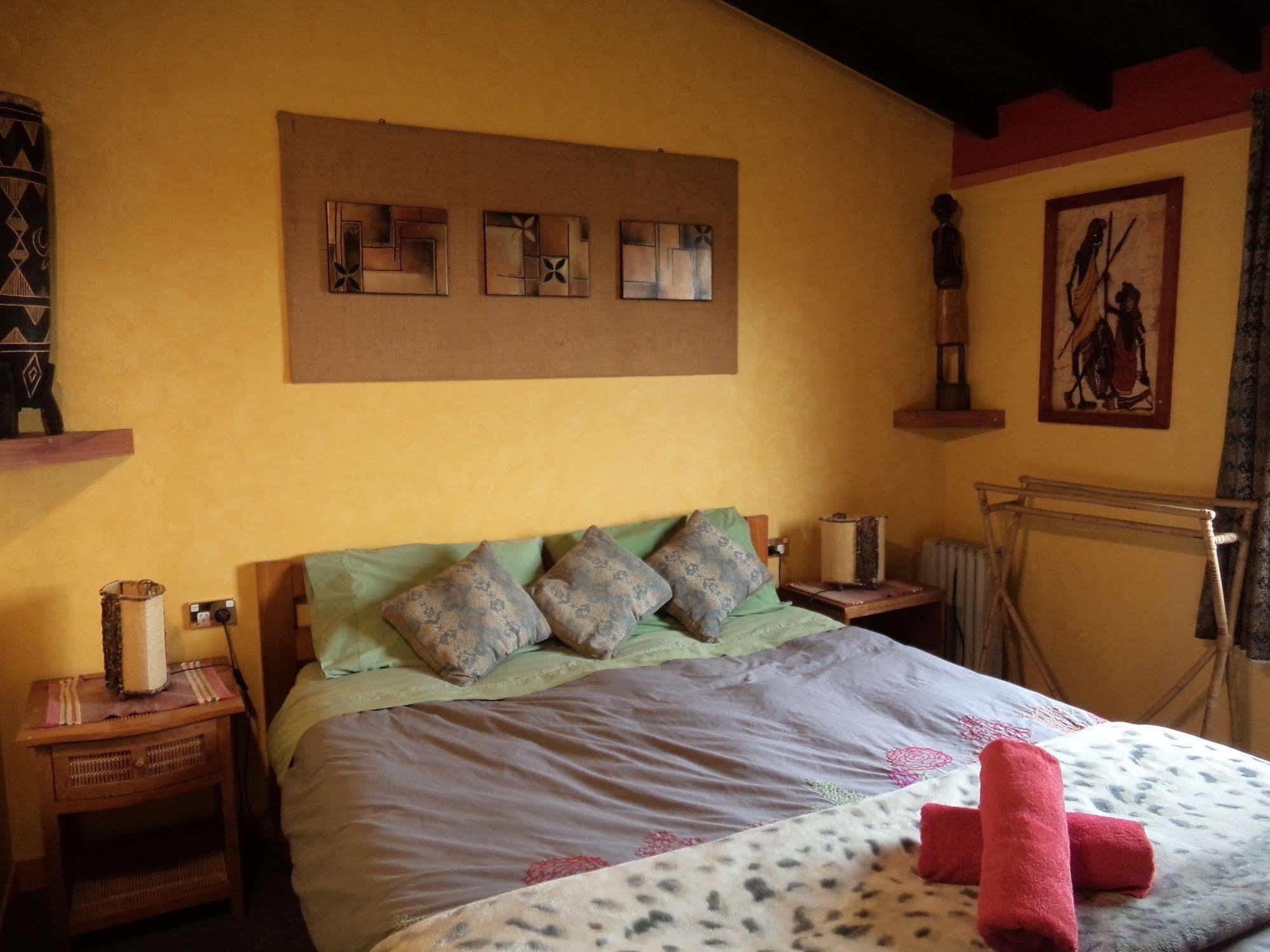 Global Village Travellers Lodge Greymouth Buitenkant foto The bedroom of the Treehouse