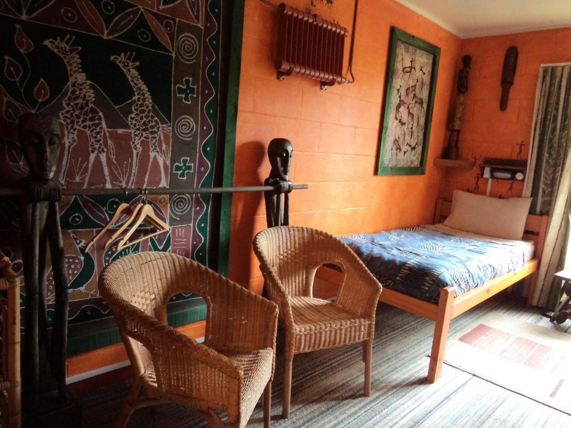 Global Village Travellers Lodge Greymouth Buitenkant foto A room at the African Queen