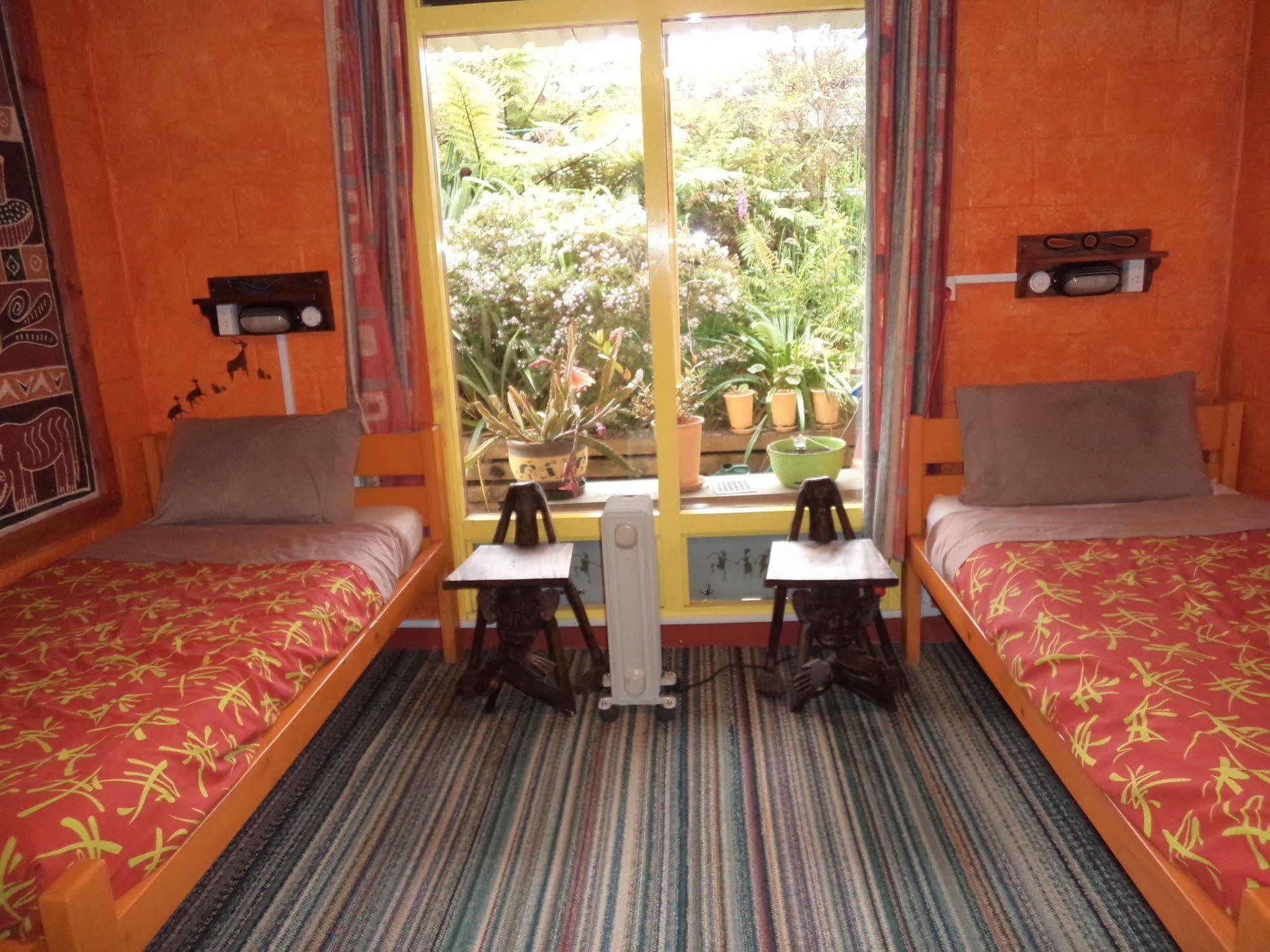Global Village Travellers Lodge Greymouth Buitenkant foto A typical room at the hostel