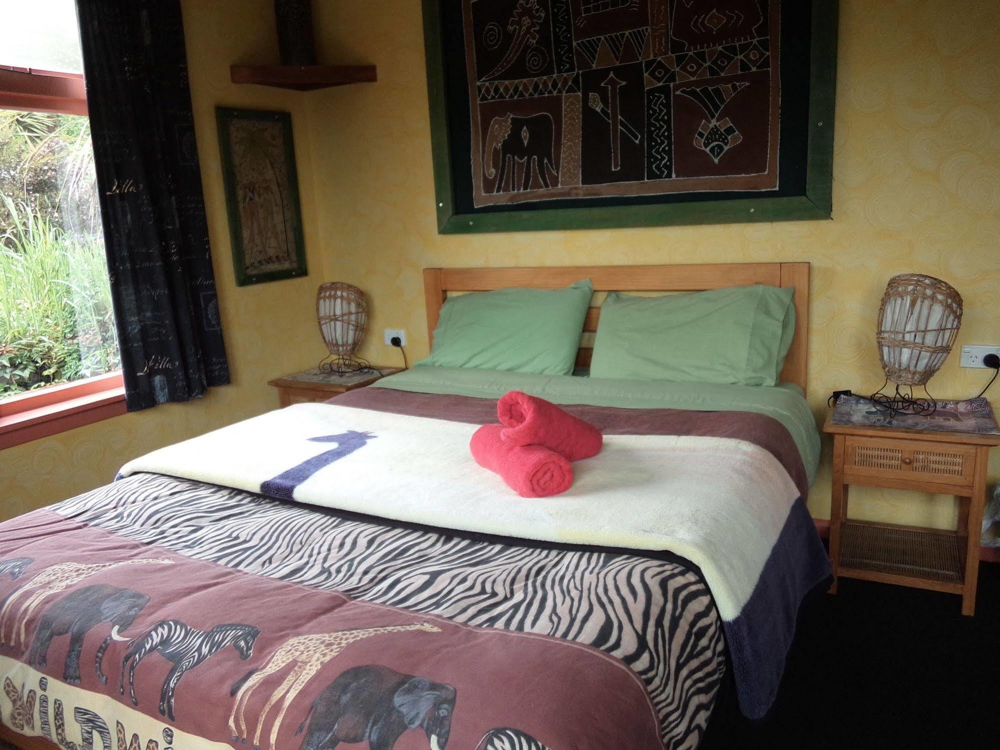 Global Village Travellers Lodge Greymouth Buitenkant foto A bedroom at the lodge