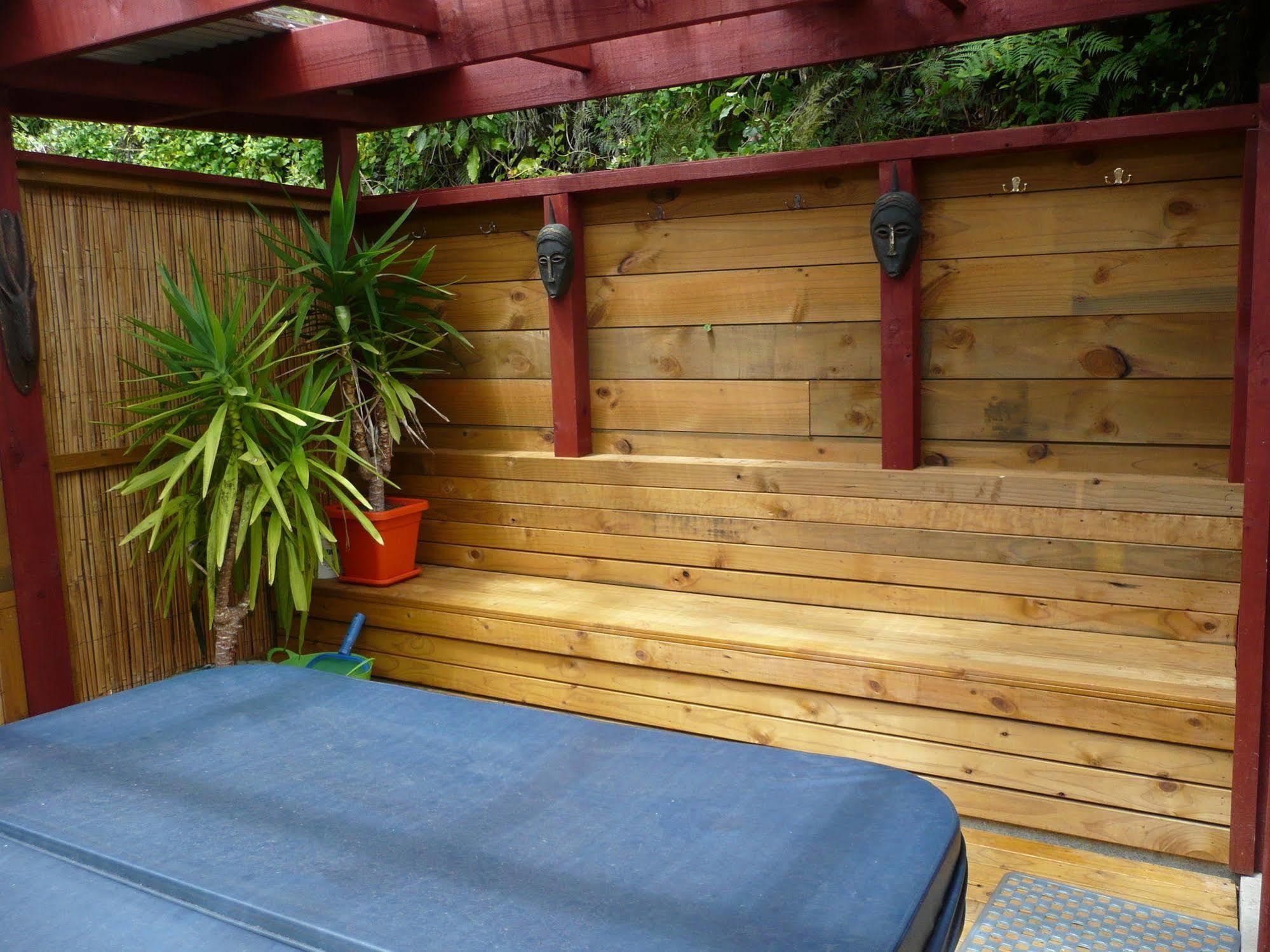 Global Village Travellers Lodge Greymouth Buitenkant foto A hot tub