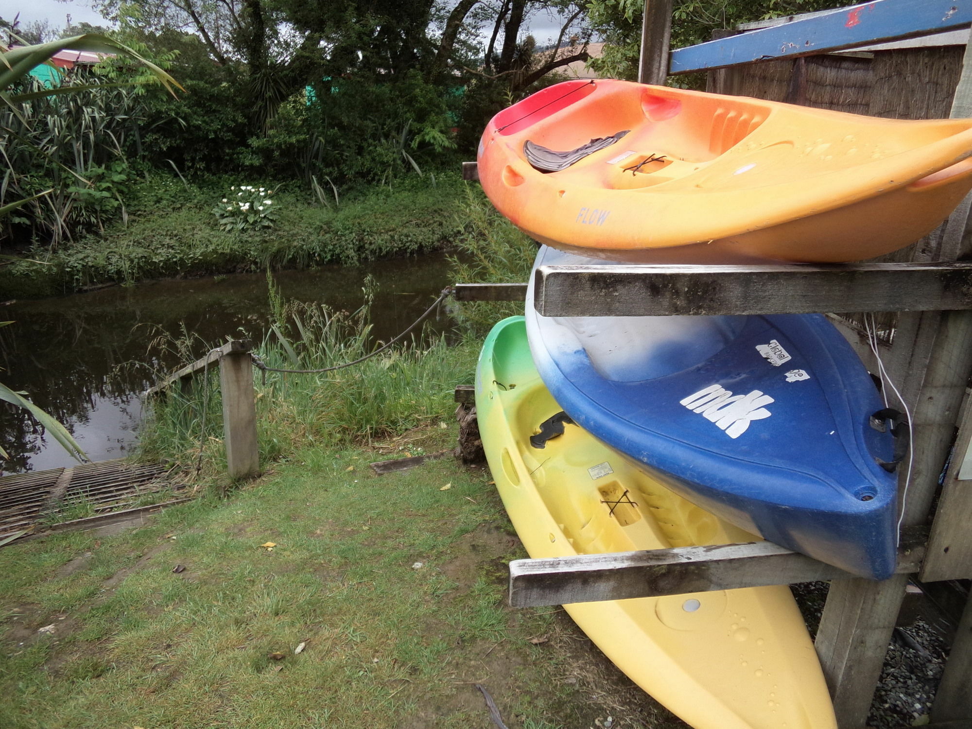 Global Village Travellers Lodge Greymouth Buitenkant foto Kayaks at the start of the trip at the boat ramp at the end of the road