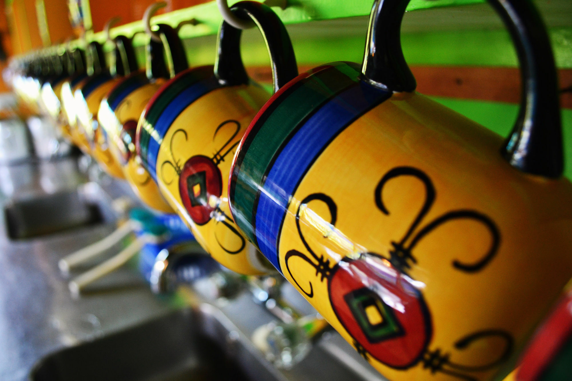Global Village Travellers Lodge Greymouth Buitenkant foto Beer taps at a restaurant